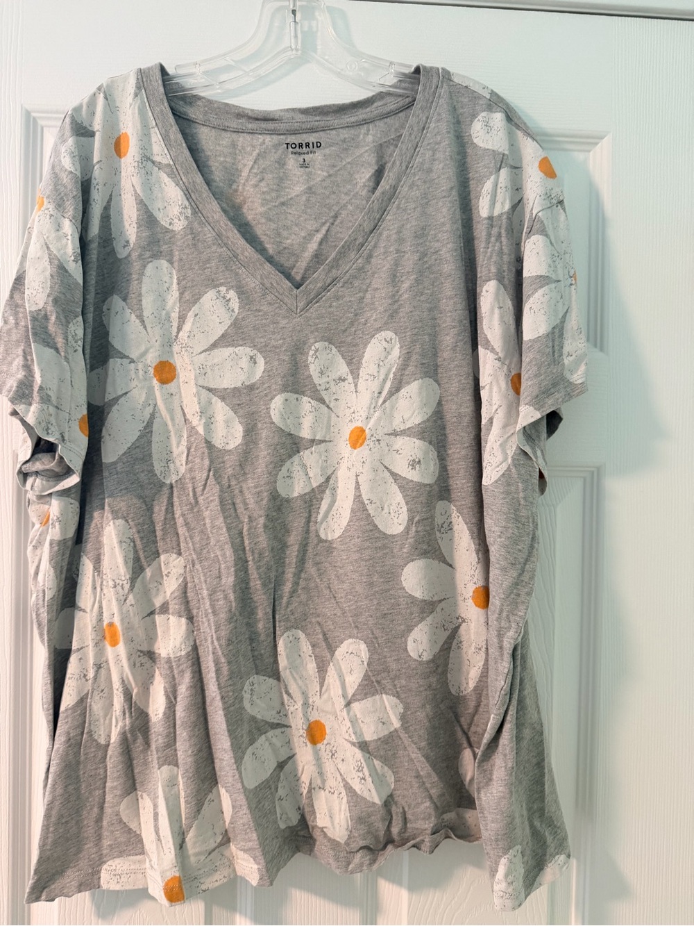 Torrid Gray Daisy V-Neck Tee with Yellow Centers size 3x